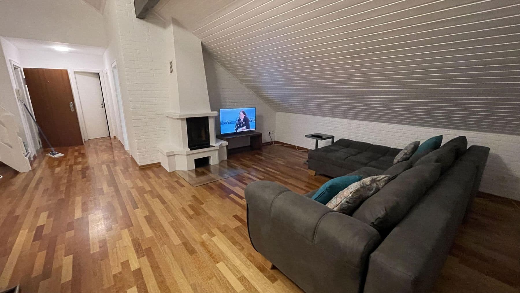 Pronájem bytu 4+1 100 m², Düsseldorf, Severní Porýní-Vestfálsko Pronájem bytu 4+1 100 m², Düsseldorf, Severní Porýní-Vestfálsko