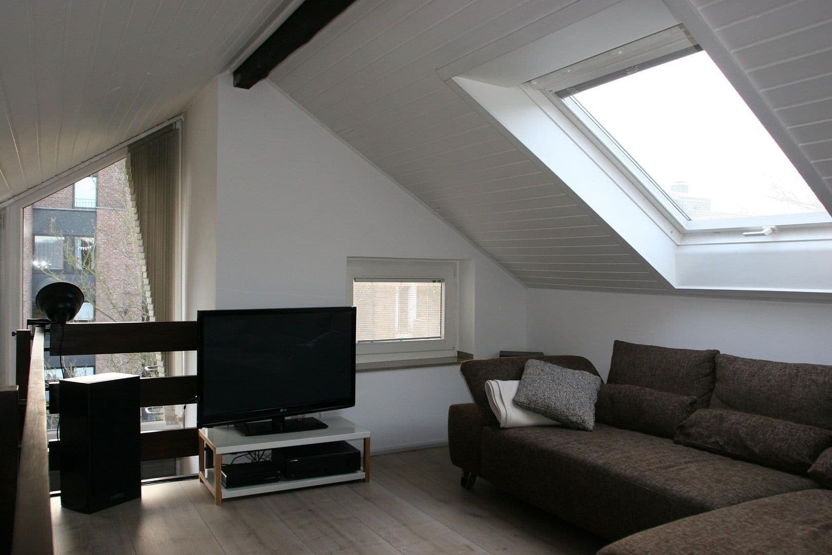 Pronájem bytu 4+1 100 m², Düsseldorf, Severní Porýní-Vestfálsko Pronájem bytu 4+1 100 m², Düsseldorf, Severní Porýní-Vestfálsko