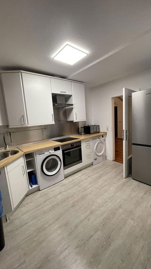 Pronájem bytu 4+1 100 m², Düsseldorf, Severní Porýní-Vestfálsko Pronájem bytu 4+1 100 m², Düsseldorf, Severní Porýní-Vestfálsko