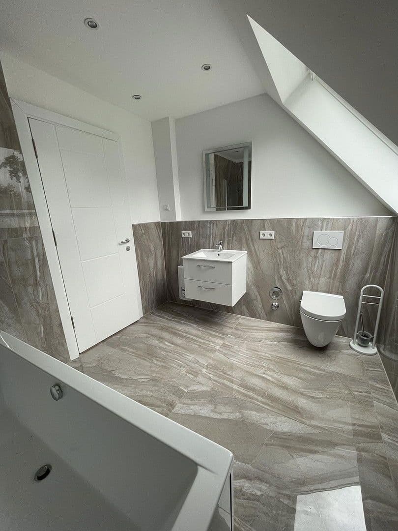 Pronájem bytu 5+1 95 m², Düsseldorf, Severní Porýní-Vestfálsko Pronájem bytu 5+1 95 m², Düsseldorf, Severní Porýní-Vestfálsko