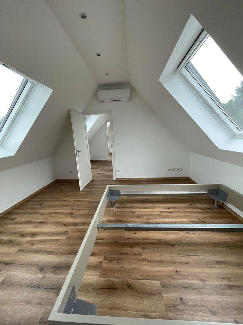 Pronájem bytu 5+1 95 m², Düsseldorf, Severní Porýní-Vestfálsko Pronájem bytu 5+1 95 m², Düsseldorf, Severní Porýní-Vestfálsko