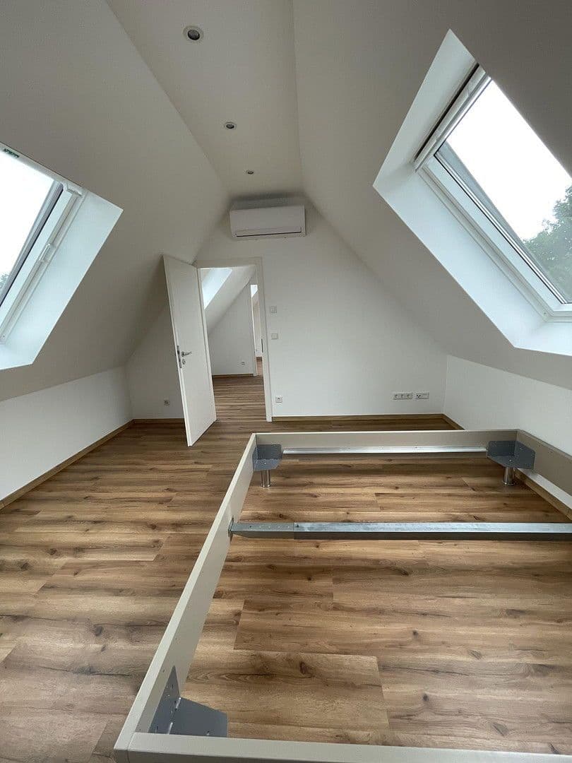 Pronájem bytu 5+1 95 m², Düsseldorf, Severní Porýní-Vestfálsko Pronájem bytu 5+1 95 m², Düsseldorf, Severní Porýní-Vestfálsko