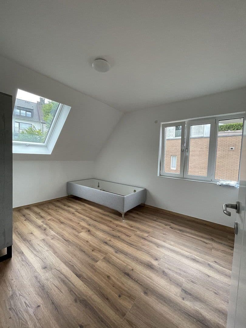 Pronájem bytu 5+1 95 m², Düsseldorf, Severní Porýní-Vestfálsko Pronájem bytu 5+1 95 m², Düsseldorf, Severní Porýní-Vestfálsko