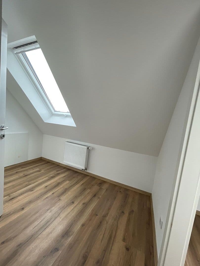 Pronájem bytu 5+1 95 m², Düsseldorf, Severní Porýní-Vestfálsko Pronájem bytu 5+1 95 m², Düsseldorf, Severní Porýní-Vestfálsko
