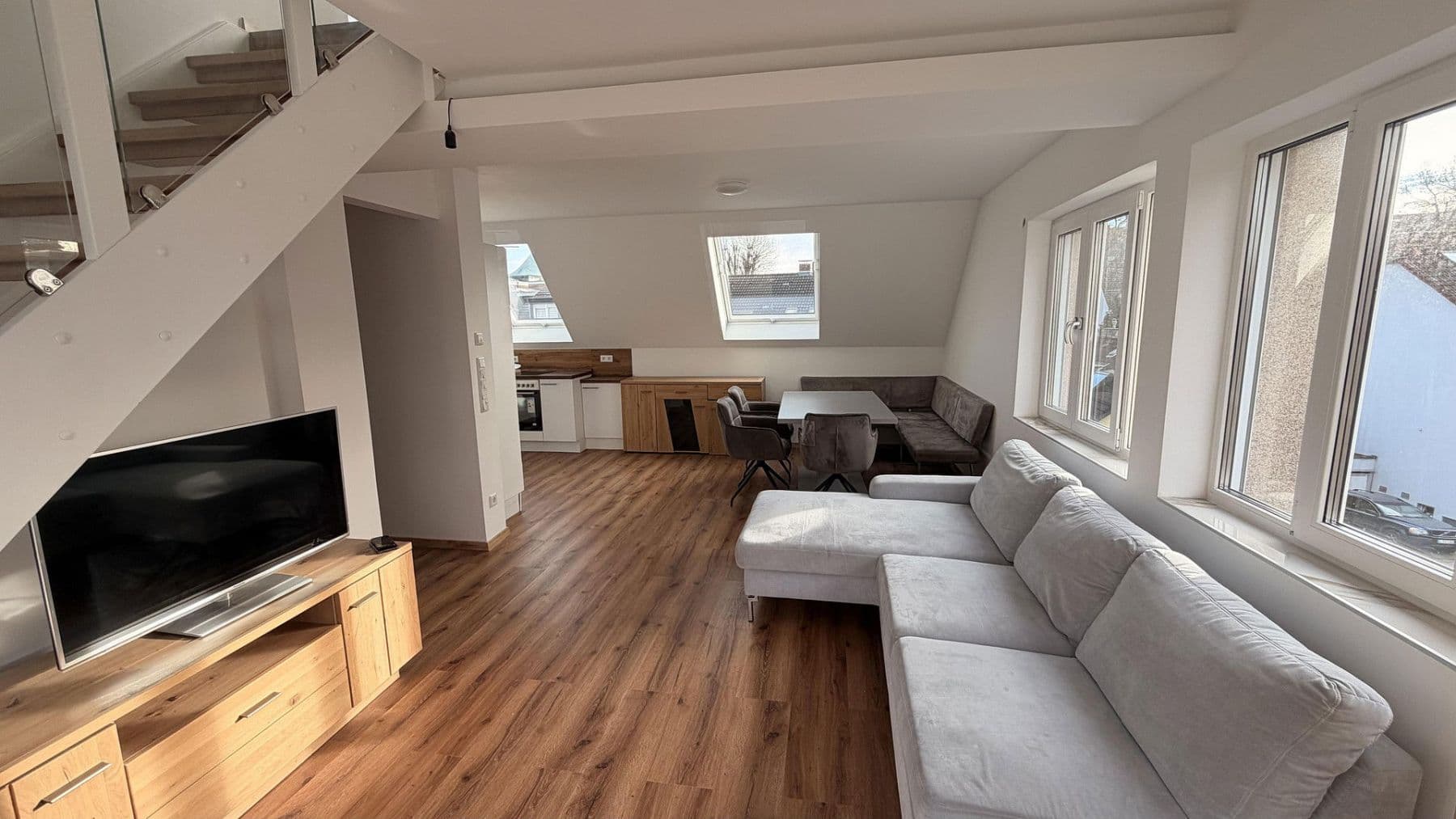 Pronájem bytu 5+1 95 m², Düsseldorf, Severní Porýní-Vestfálsko Pronájem bytu 5+1 95 m², Düsseldorf, Severní Porýní-Vestfálsko