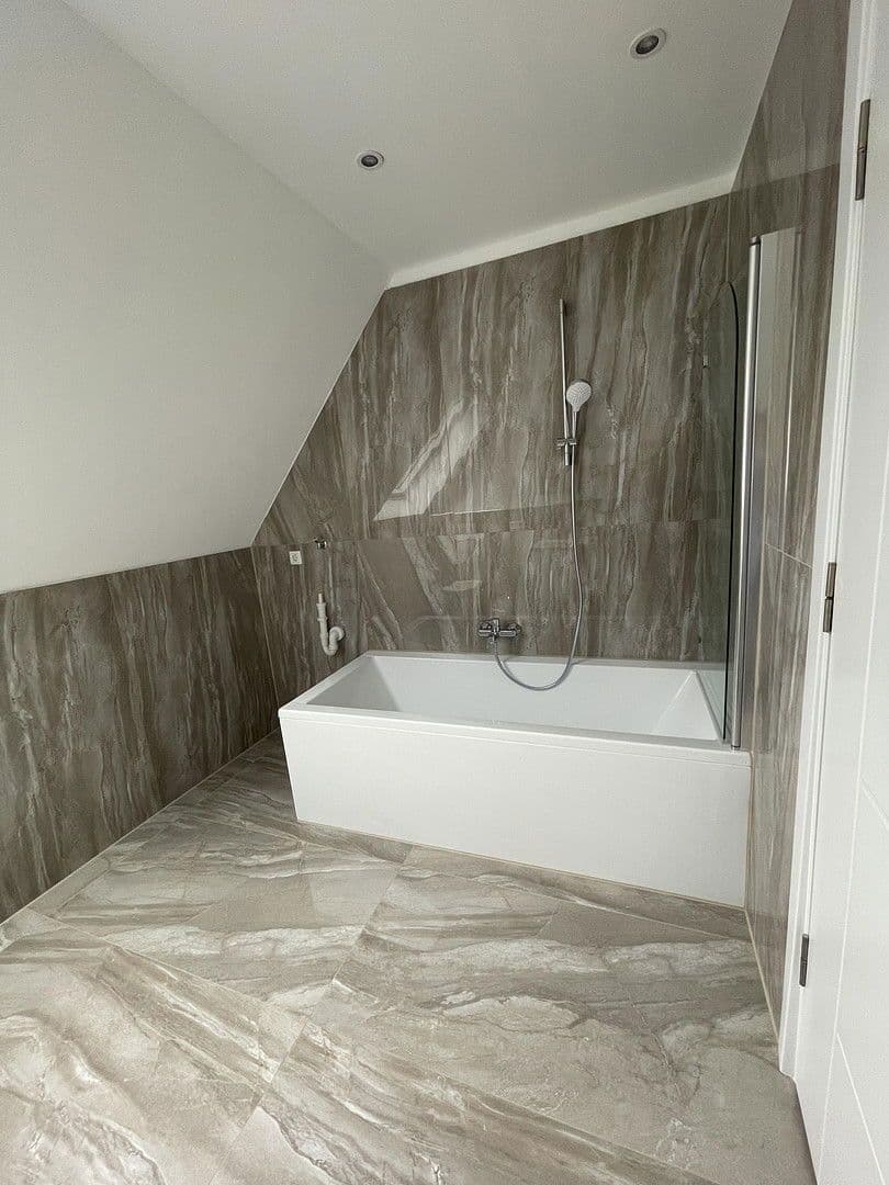 Pronájem bytu 5+1 95 m², Düsseldorf, Severní Porýní-Vestfálsko Pronájem bytu 5+1 95 m², Düsseldorf, Severní Porýní-Vestfálsko