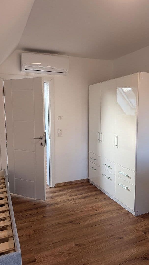 Pronájem bytu 5+1 95 m², Düsseldorf, Severní Porýní-Vestfálsko Pronájem bytu 5+1 95 m², Düsseldorf, Severní Porýní-Vestfálsko