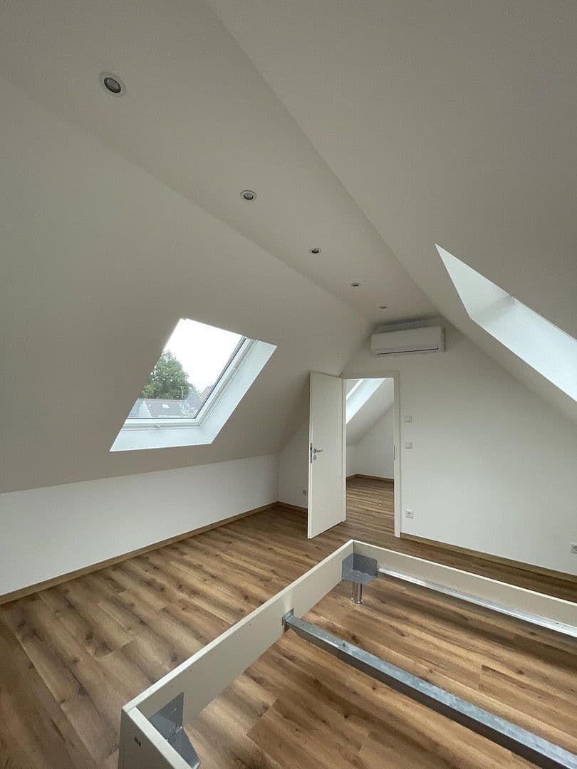 Pronájem bytu 5+1 95 m², Düsseldorf, Severní Porýní-Vestfálsko Pronájem bytu 5+1 95 m², Düsseldorf, Severní Porýní-Vestfálsko