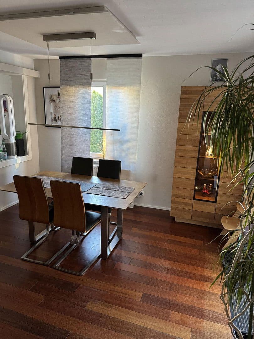 Prodej domu 170 m², pozemek 325 m², Kirchheim unter Teck, Bádensko-Württembersko Prodej domu 170 m², pozemek 325 m², Kirchheim unter Teck, Bádensko-Württembersko