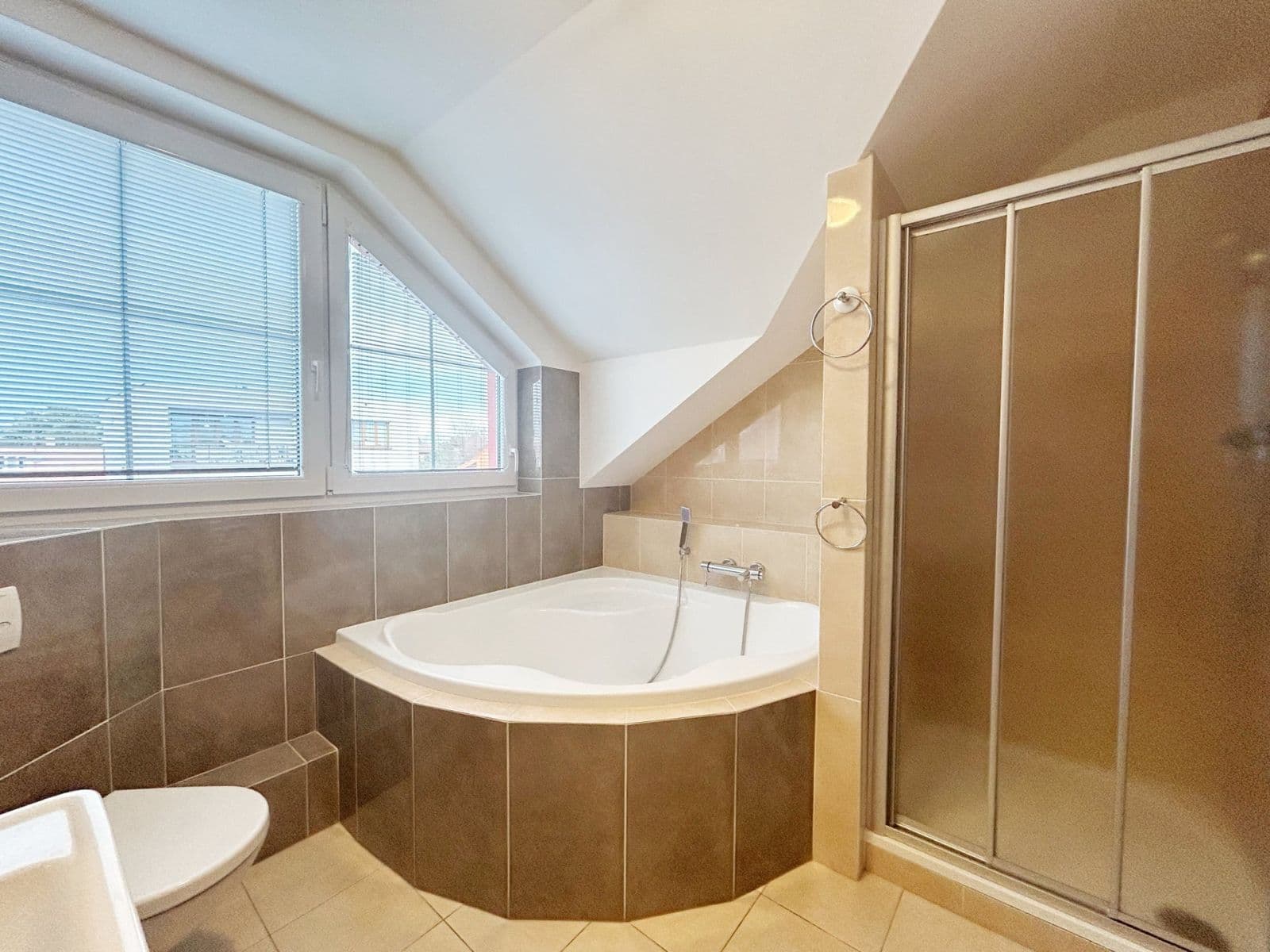 Pronájem domu 105 m², pozemek 80 m², Družstevní, Nehvizdy, Středočeský kraj Pronájem domu 105 m², pozemek 80 m², Družstevní, Nehvizdy, Středočeský kraj