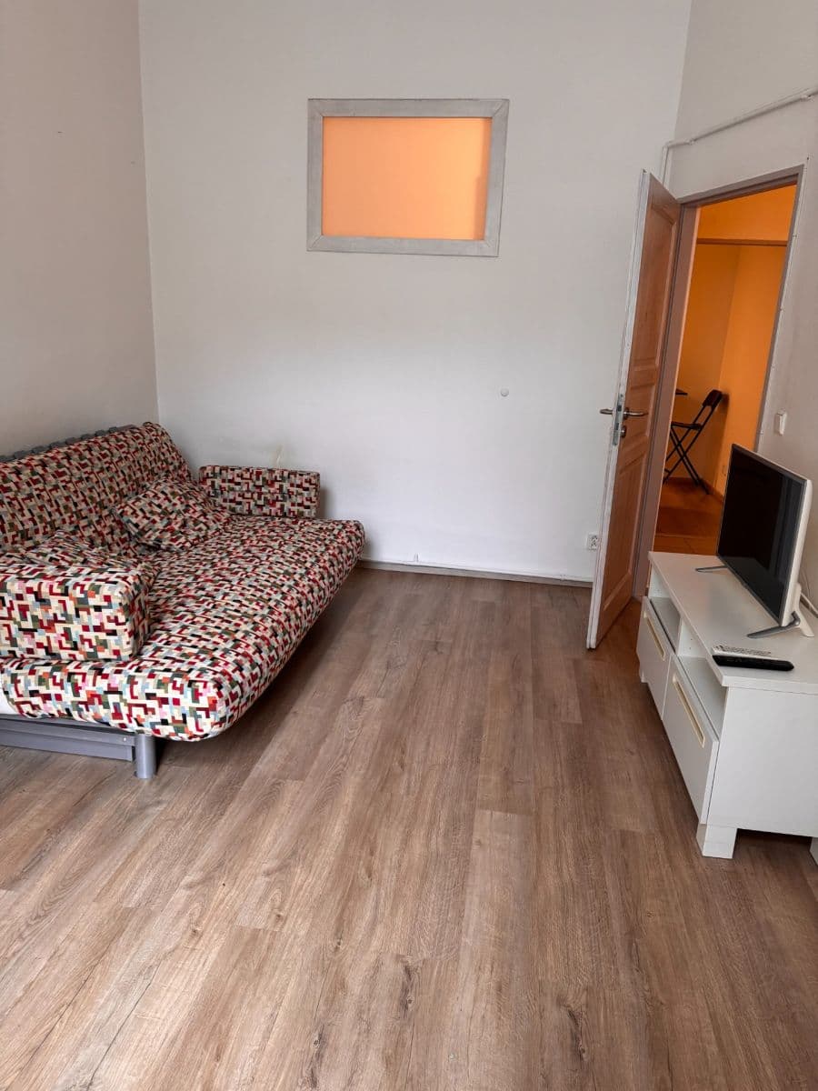 Pronájem bytu 1+1 40 m², Slovenská, Praha, Praha Pronájem bytu 1+1 40 m², Slovenská, Praha, Praha