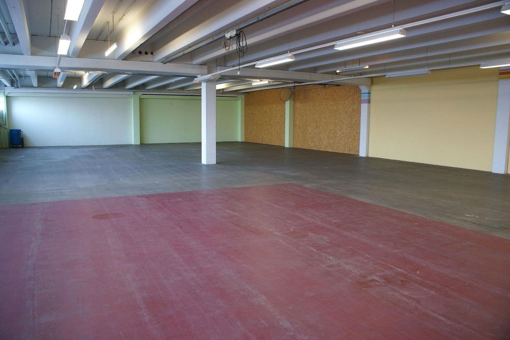 Pronájem nebytového prostoru 2.200 m², Aalen, Bádensko-Württembersko Pronájem nebytového prostoru 2.200 m², Aalen, Bádensko-Württembersko