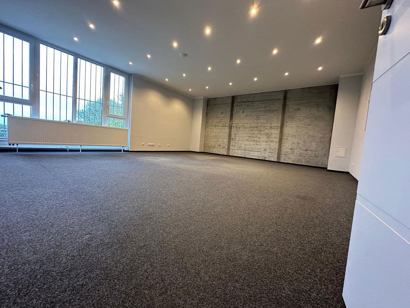 Pronájem nebytového prostoru 22.000 m², Steinbergstr. 3, Leipzig, Leipzig OT Holzhausen, Sasko Pronájem nebytového prostoru 22.000 m², Steinbergstr. 3, Leipzig, Leipzig OT Holzhausen, Sasko