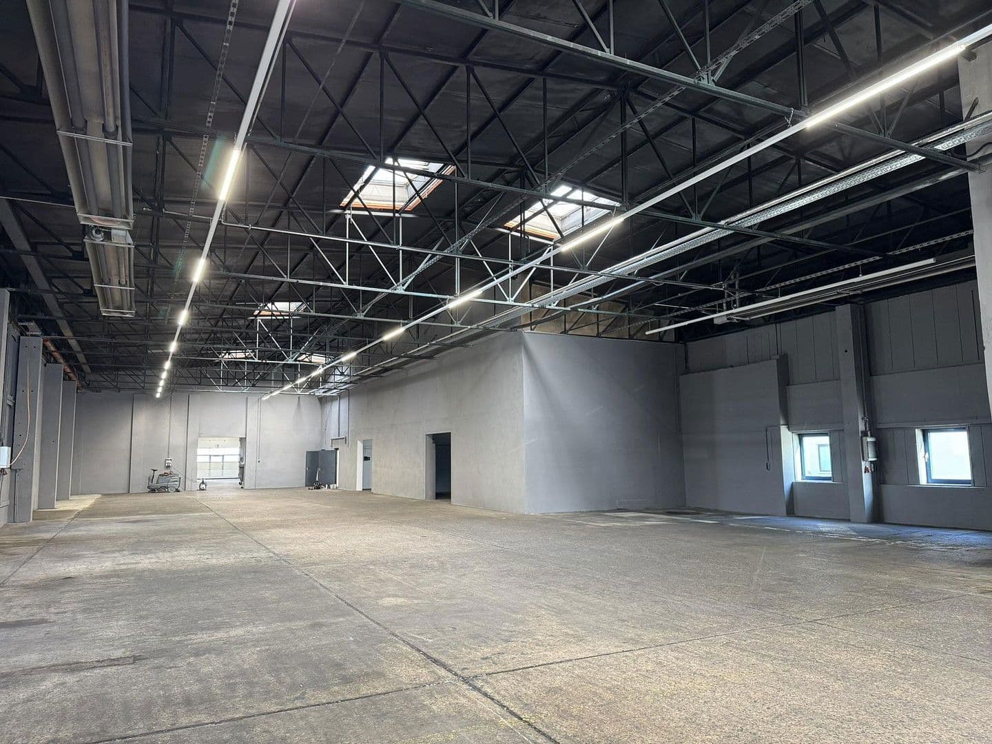Pronájem nebytového prostoru 900 m², Dohna, Sasko Pronájem nebytového prostoru 900 m², Dohna, Sasko