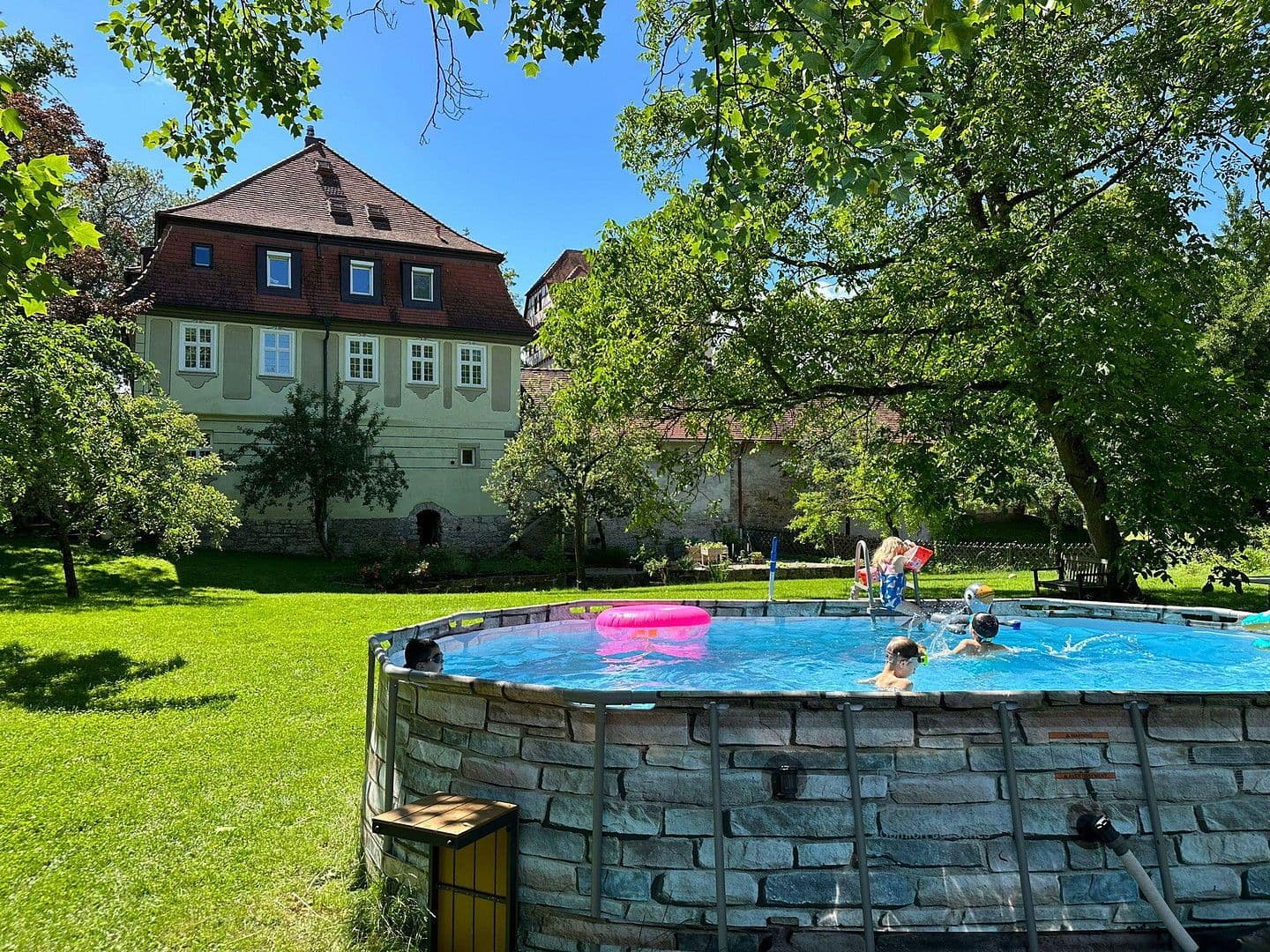 Pronájem bytu 5+1 165 m², Korntal-Münchingen, Bádensko-Württembersko Pronájem bytu 5+1 165 m², Korntal-Münchingen, Bádensko-Württembersko