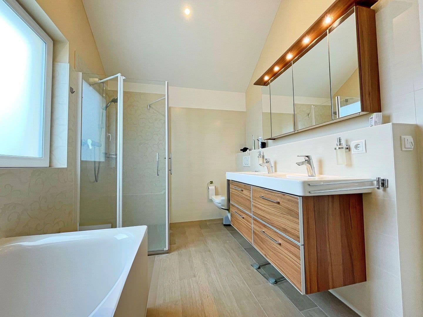 Pronájem bytu 2+1 80 m², München, Bavorsko Pronájem bytu 2+1 80 m², München, Bavorsko