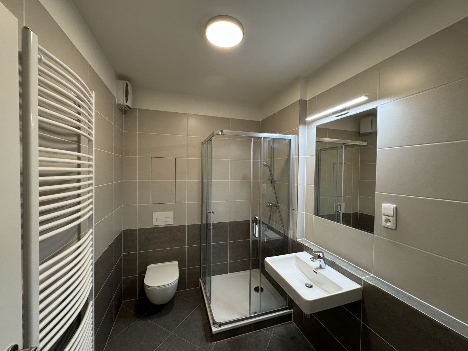 Pronájem bytu 1+kk 38 m², Nádražní, Kralupy nad Vltavou, Středočeský kraj Pronájem bytu 1+kk 38 m², Nádražní, Kralupy nad Vltavou, Středočeský kraj