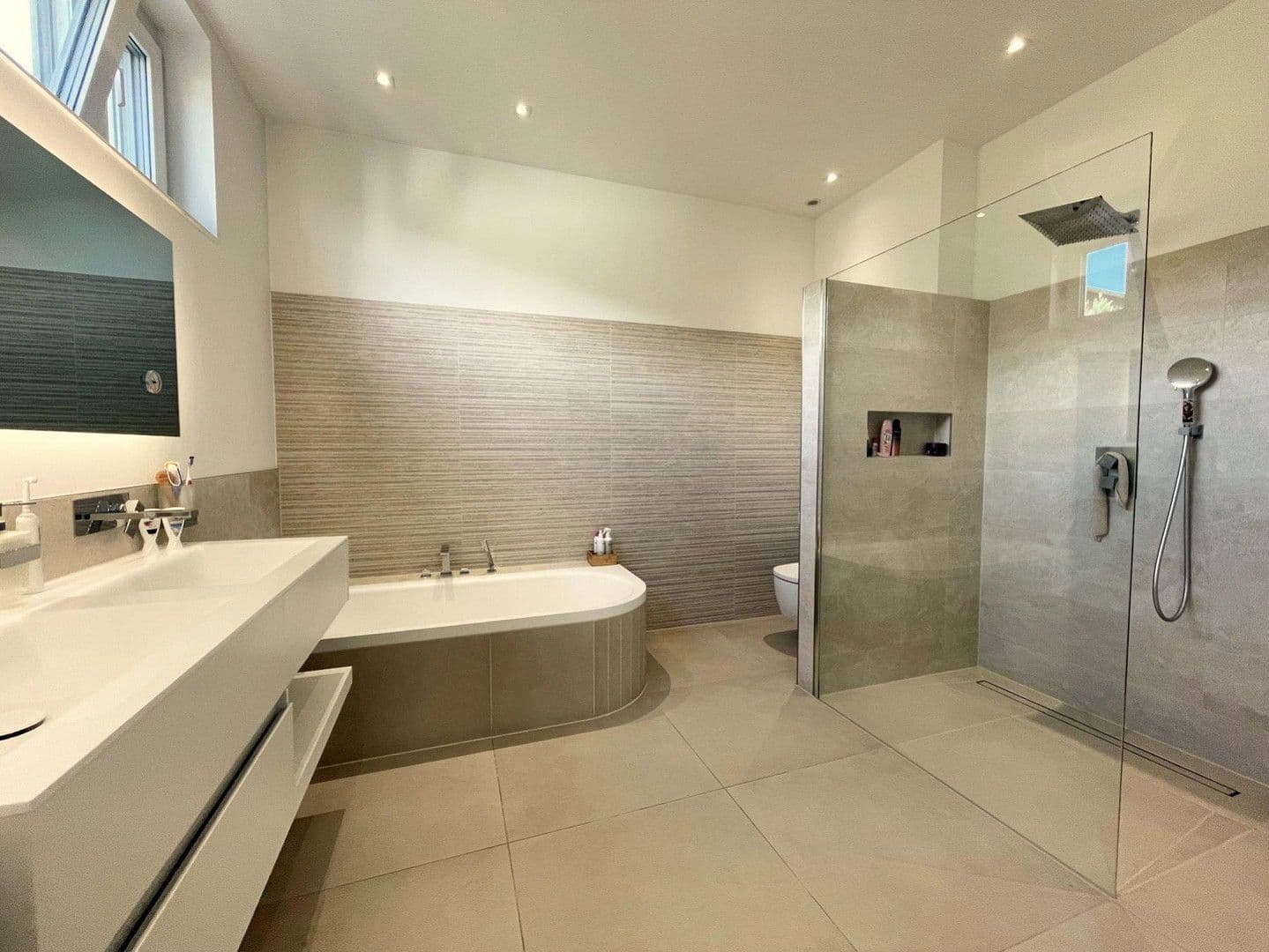 Prodej domu 277 m², pozemek 440 m², Birkenstr. 9, Obernburg am Main, Bavorsko Prodej domu 277 m², pozemek 440 m², Birkenstr. 9, Obernburg am Main, Bavorsko