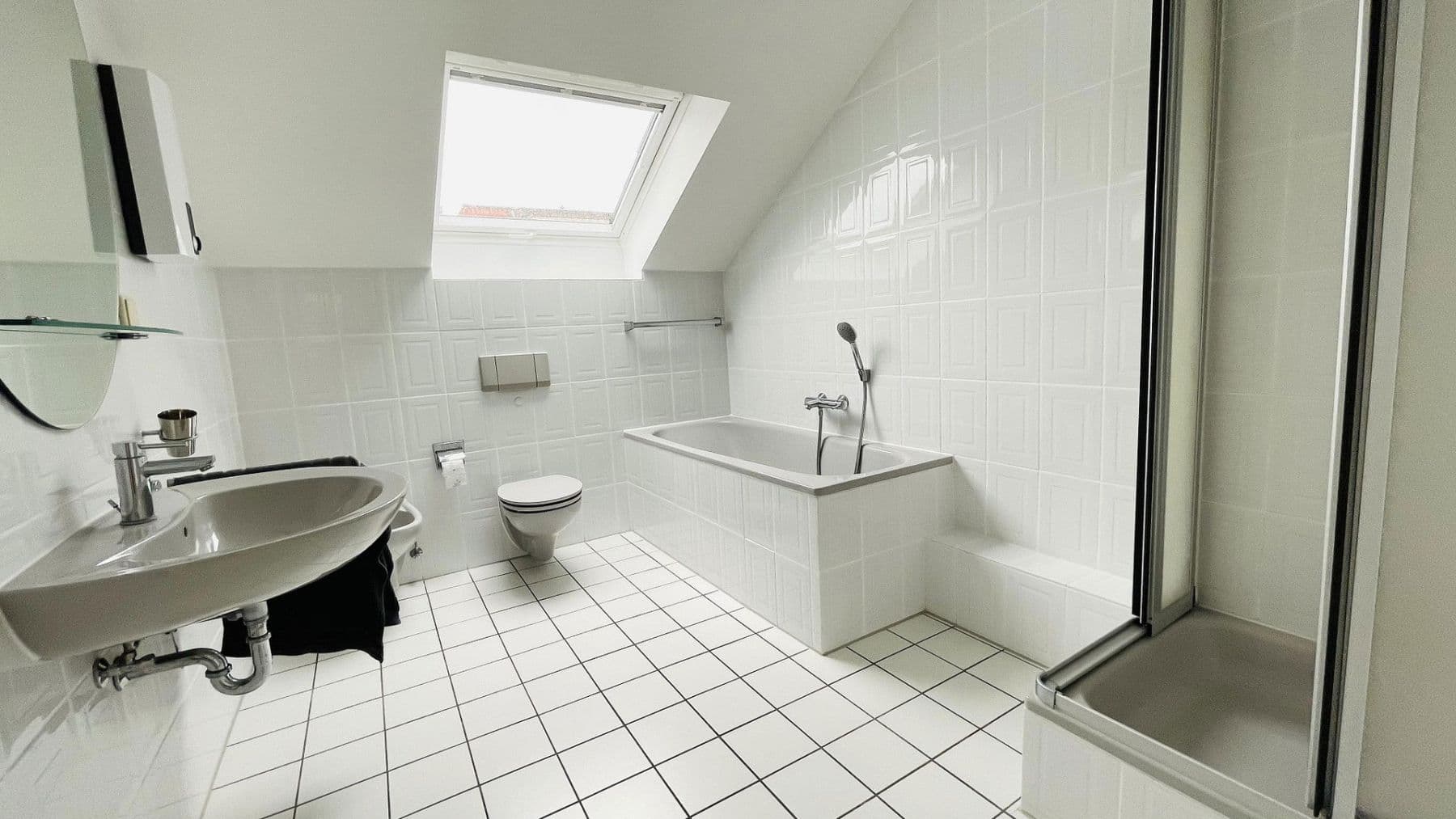 Pronájem bytu 3+1 107 m², Köln, Severní Porýní-Vestfálsko Pronájem bytu 3+1 107 m², Köln, Severní Porýní-Vestfálsko