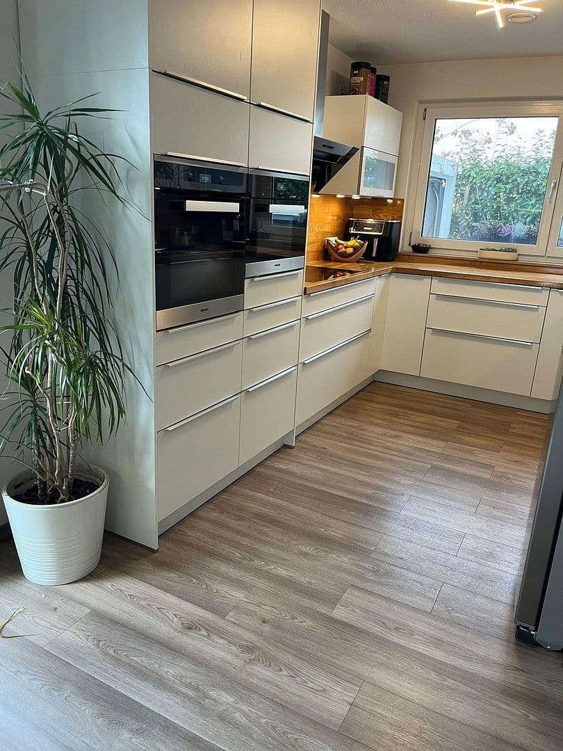 Prodej domu 164 m², pozemek 430 m², Reuthseering 202, Adelsdorf, Bavorsko Prodej domu 164 m², pozemek 430 m², Reuthseering 202, Adelsdorf, Bavorsko