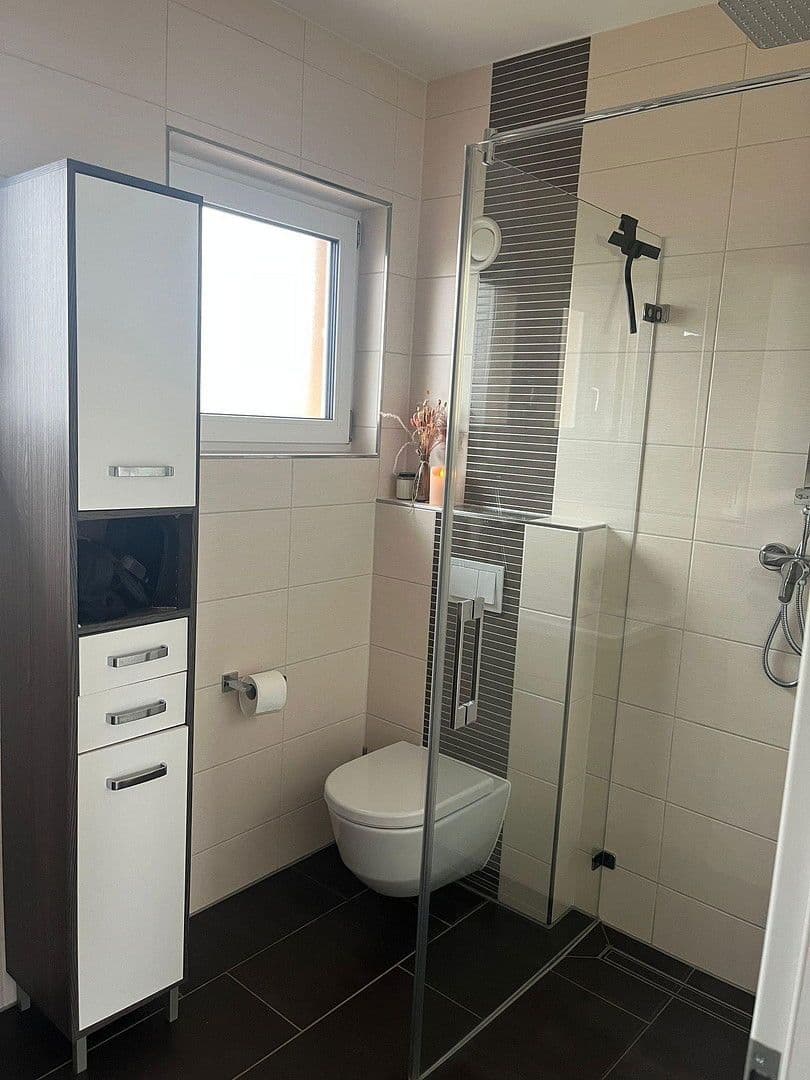 Prodej domu 164 m², pozemek 430 m², Reuthseering 202, Adelsdorf, Bavorsko Prodej domu 164 m², pozemek 430 m², Reuthseering 202, Adelsdorf, Bavorsko