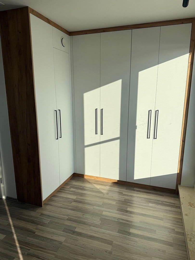 Prodej domu 164 m², pozemek 430 m², Reuthseering 202, Adelsdorf, Bavorsko Prodej domu 164 m², pozemek 430 m², Reuthseering 202, Adelsdorf, Bavorsko