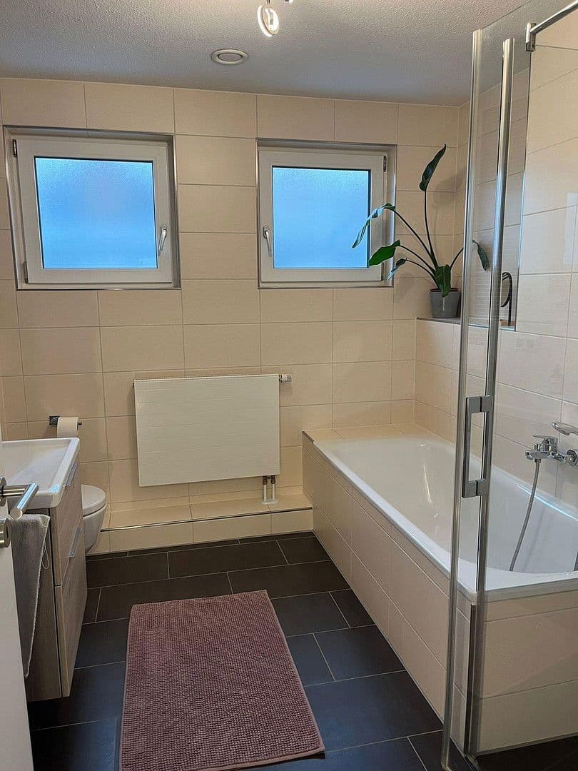 Prodej domu 164 m², pozemek 430 m², Reuthseering 202, Adelsdorf, Bavorsko Prodej domu 164 m², pozemek 430 m², Reuthseering 202, Adelsdorf, Bavorsko