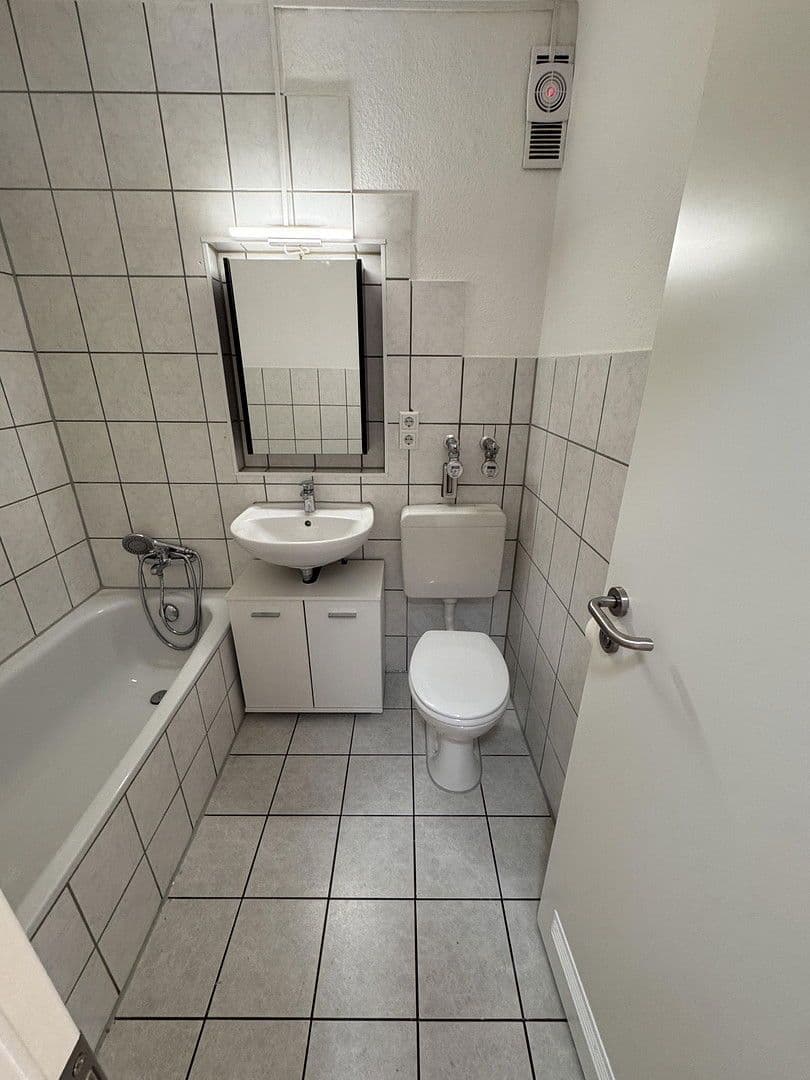 Pronájem bytu 1+1 35 m², Mercedesstrasse 14, Sindelfingen, Bádensko-Württembersko Pronájem bytu 1+1 35 m², Mercedesstrasse 14, Sindelfingen, Bádensko-Württembersko