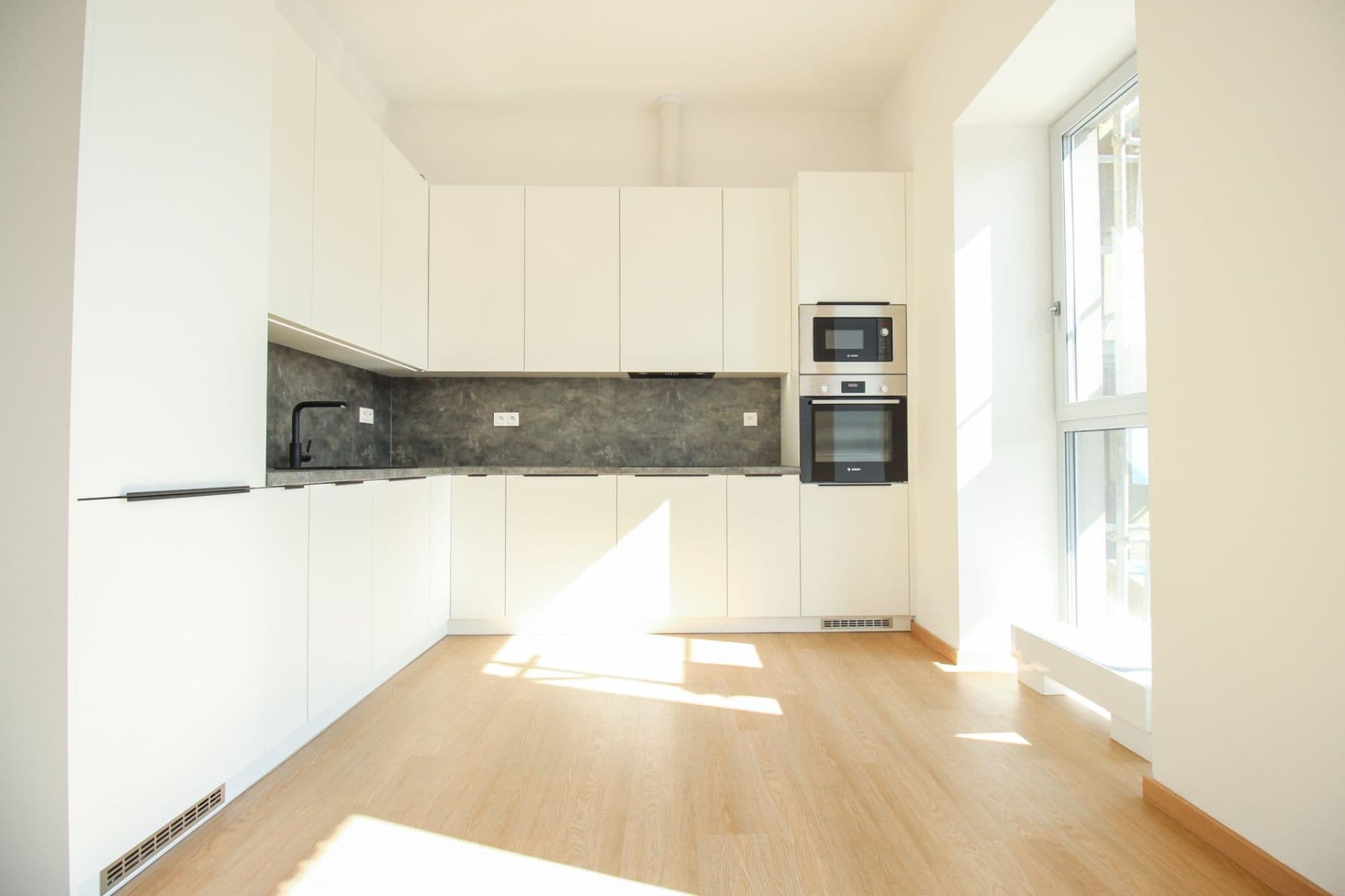 Pronájem bytu 2+kk 61 m², Lorencova, Zlín, Zlínský kraj Pronájem bytu 2+kk 61 m², Lorencova, Zlín, Zlínský kraj