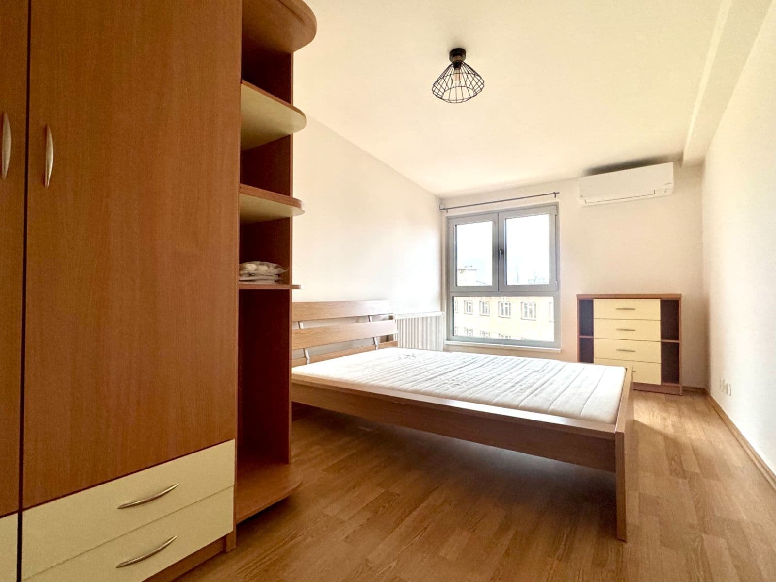 Pronájem bytu 4+1 138 m², Škroupovo náměstí, Praha, Praha Pronájem bytu 4+1 138 m², Škroupovo náměstí, Praha, Praha