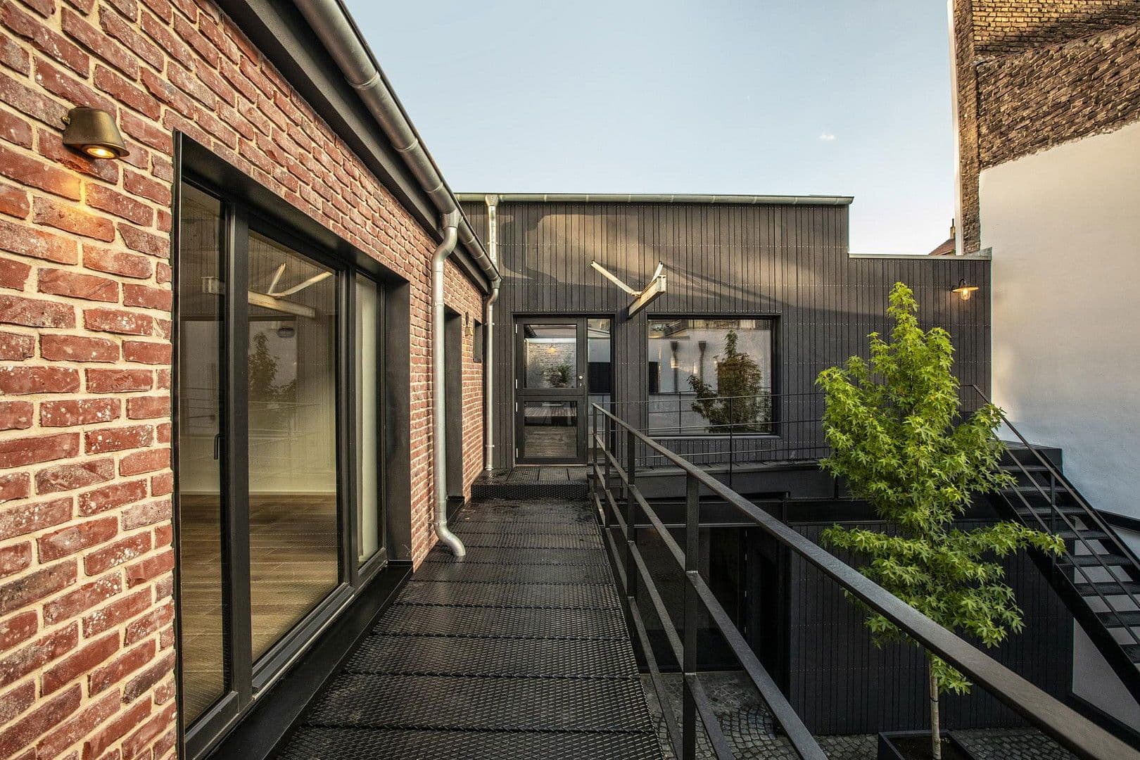 Prodej domu 360 m², pozemek 403 m², Jahnstraße 16a, Düsseldorf, Severní Porýní-Vestfálsko Prodej domu 360 m², pozemek 403 m², Jahnstraße 16a, Düsseldorf, Severní Porýní-Vestfálsko