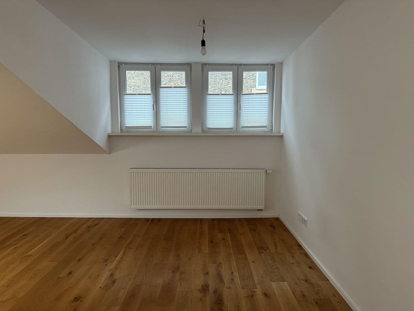 Pronájem domu 120 m², pozemek 200 m², Frankfurt, Hessen Pronájem domu 120 m², pozemek 200 m², Frankfurt, Hessen