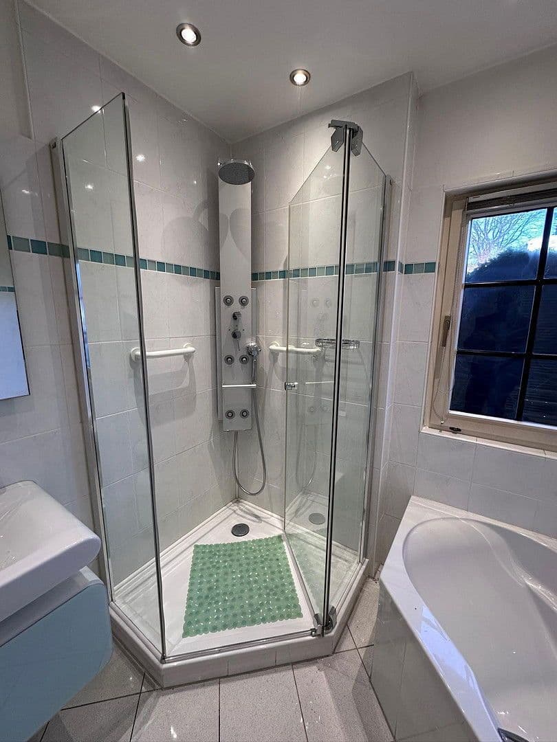 Prodej domu 228 m², pozemek 1.058 m², Solingen, Severní Porýní-Vestfálsko Prodej domu 228 m², pozemek 1.058 m², Solingen, Severní Porýní-Vestfálsko