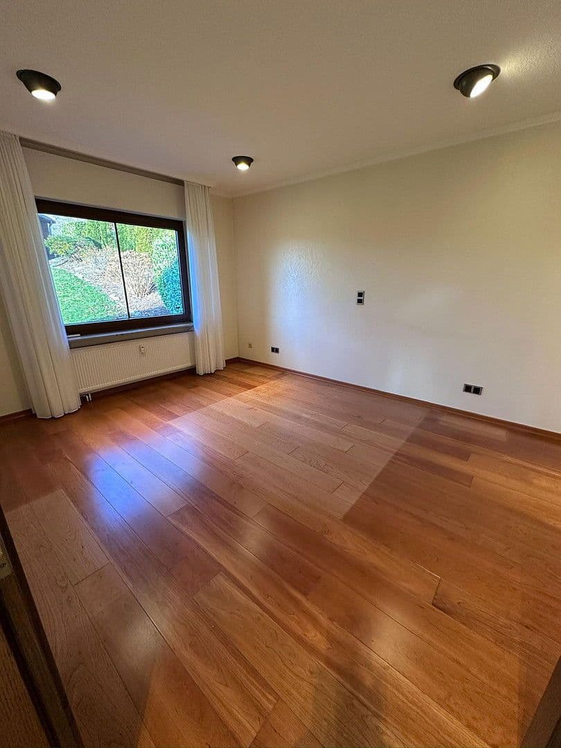 Prodej domu 228 m², pozemek 1.058 m², Solingen, Severní Porýní-Vestfálsko Prodej domu 228 m², pozemek 1.058 m², Solingen, Severní Porýní-Vestfálsko