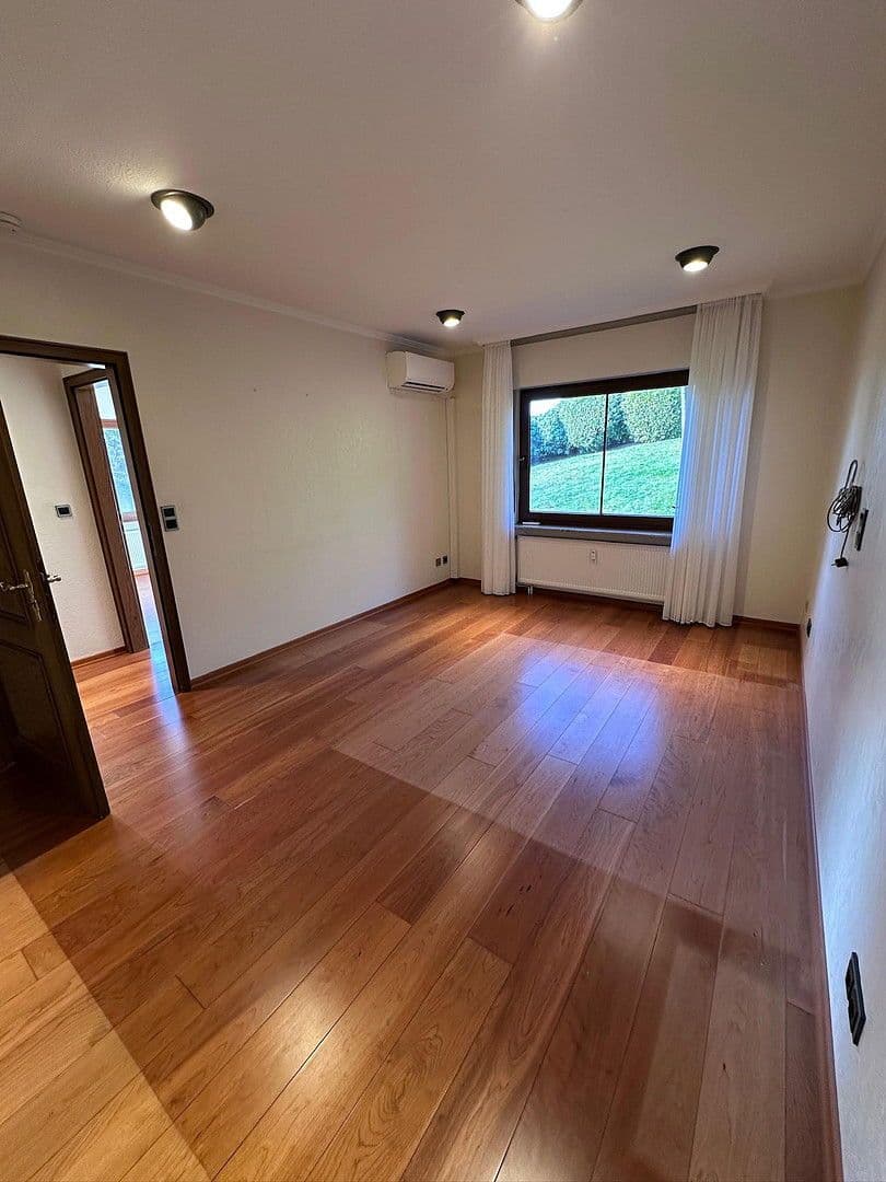 Prodej domu 228 m², pozemek 1.058 m², Solingen, Severní Porýní-Vestfálsko Prodej domu 228 m², pozemek 1.058 m², Solingen, Severní Porýní-Vestfálsko