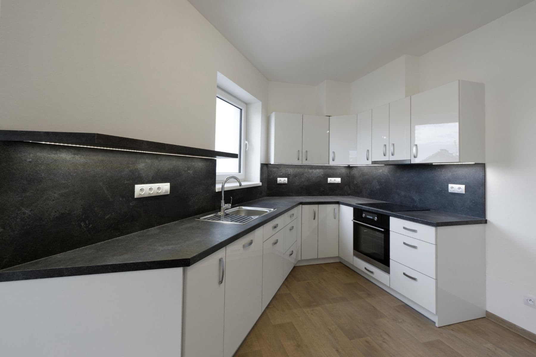 Pronájem bytu 2+kk 61 m², Otýlie Beníškové, Plzeň, Plzeňský kraj Pronájem bytu 2+kk 61 m², Otýlie Beníškové, Plzeň, Plzeňský kraj