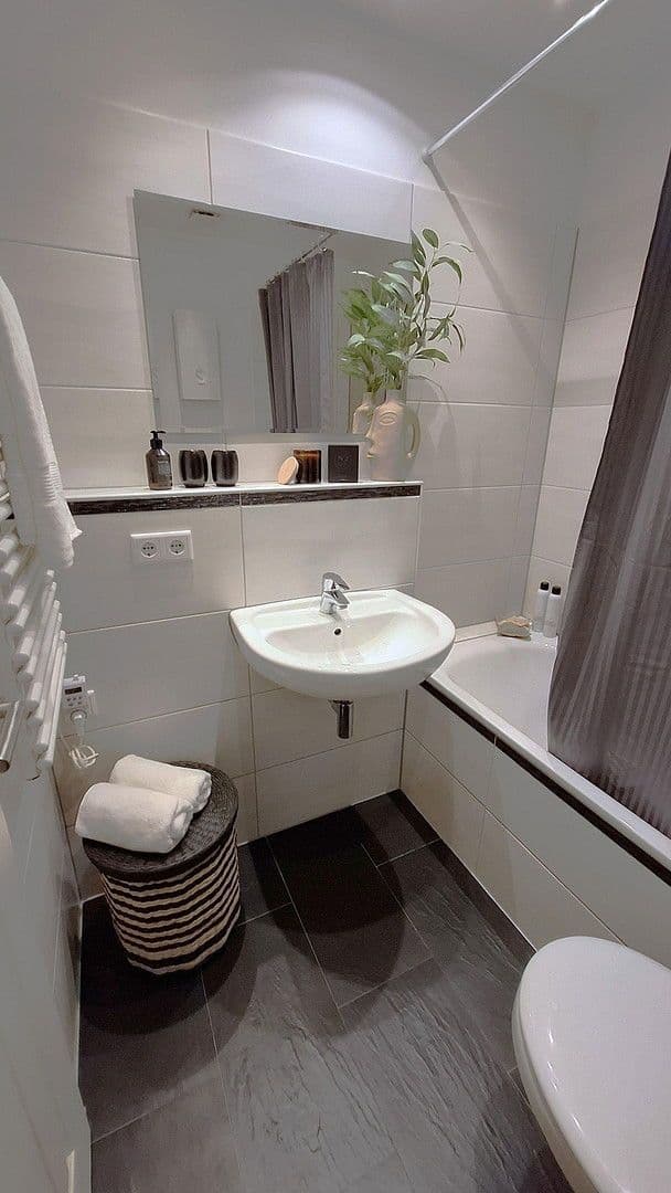 Prodej bytu 1+1 32 m², Düsseldorf, Severní Porýní-Vestfálsko Prodej bytu 1+1 32 m², Düsseldorf, Severní Porýní-Vestfálsko