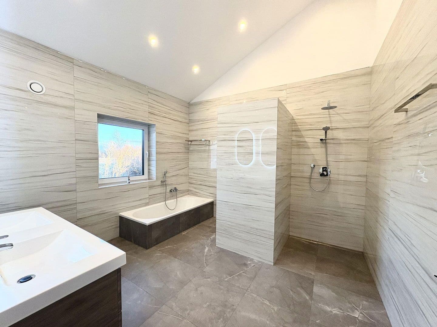 Pronájem bytu 4+kk 149 m², Dingolfing, Bavorsko Pronájem bytu 4+kk 149 m², Dingolfing, Bavorsko