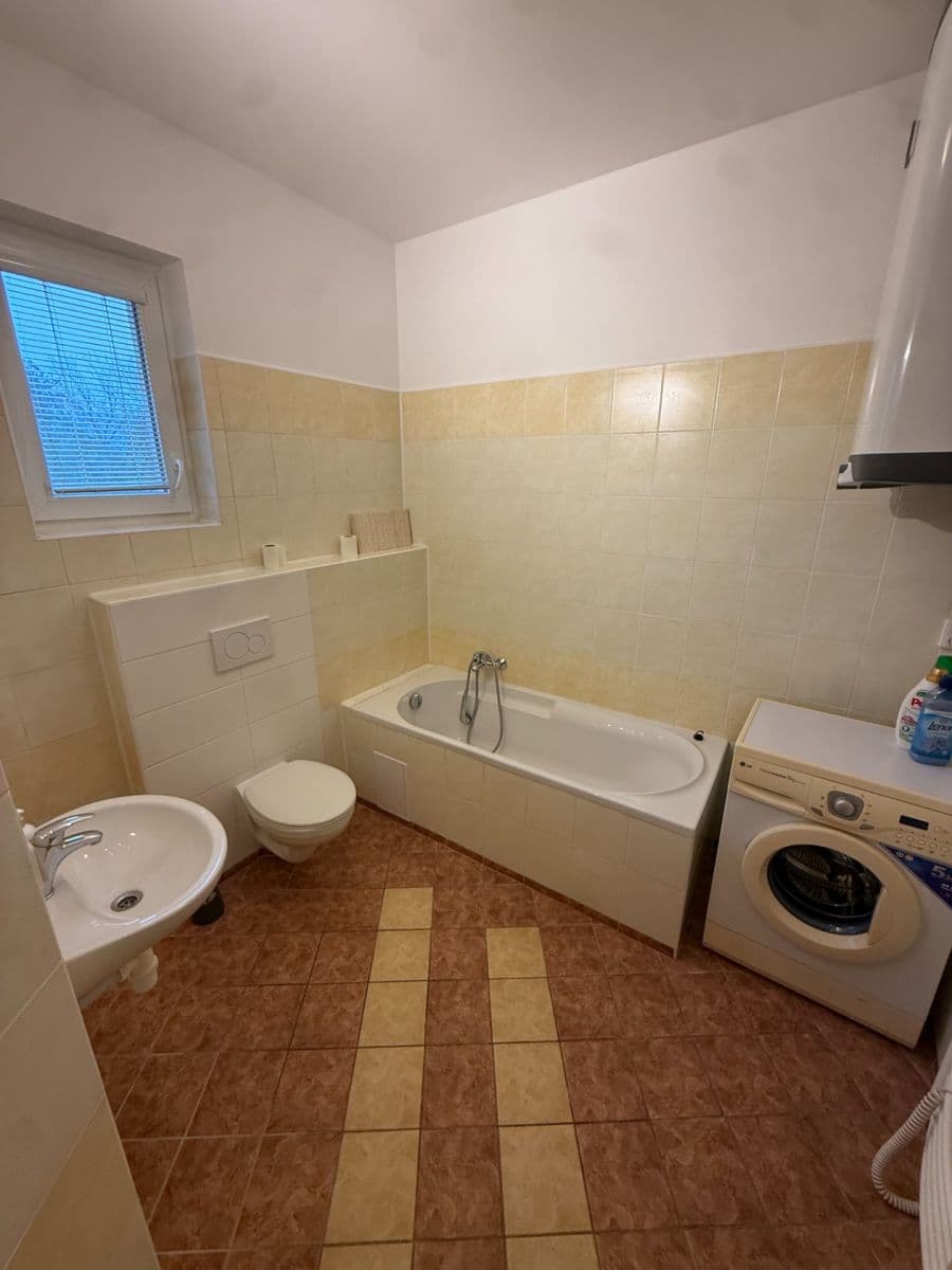 Pronájem bytu 2+1 65 m², Zdeňka Lhoty, Černošice, Středočeský kraj Pronájem bytu 2+1 65 m², Zdeňka Lhoty, Černošice, Středočeský kraj