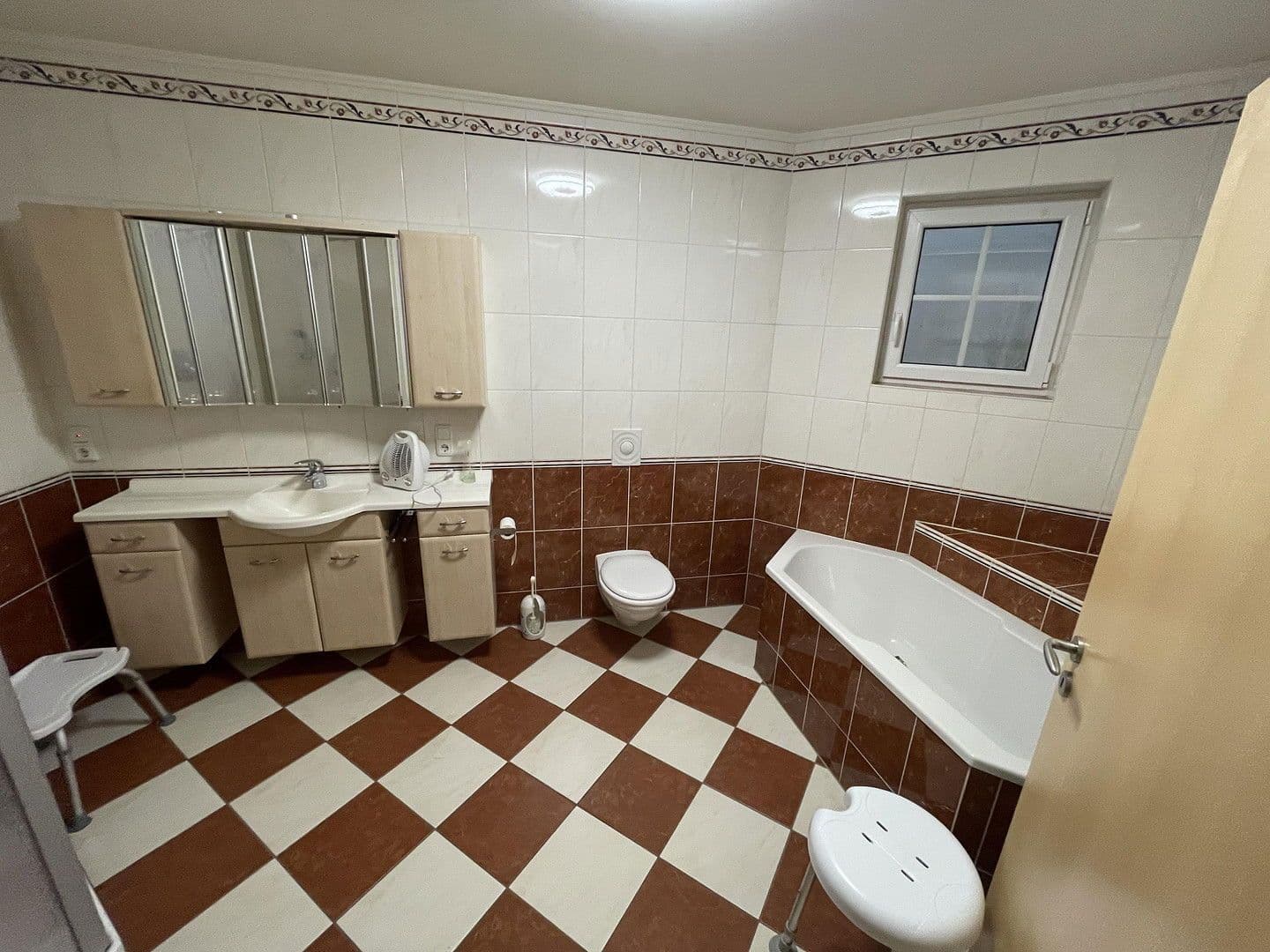 Prodej domu 317 m², pozemek 708 m², Flieden, Hessen Prodej domu 317 m², pozemek 708 m², Flieden, Hessen