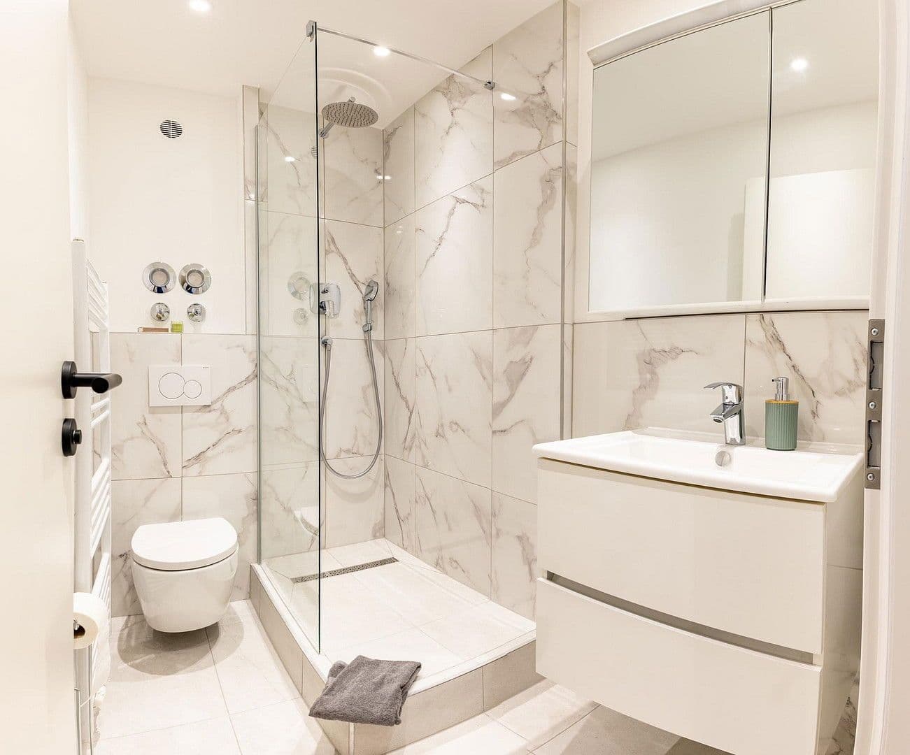 Pronájem bytu 1+1 33 m², Schleißheimer Str. 297, München, Bavorsko Pronájem bytu 1+1 33 m², Schleißheimer Str. 297, München, Bavorsko