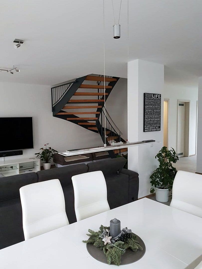 Pronájem domu 130 m², pozemek 250 m², Kerntner Ring 23, Frensdorf, Bavorsko Pronájem domu 130 m², pozemek 250 m², Kerntner Ring 23, Frensdorf, Bavorsko