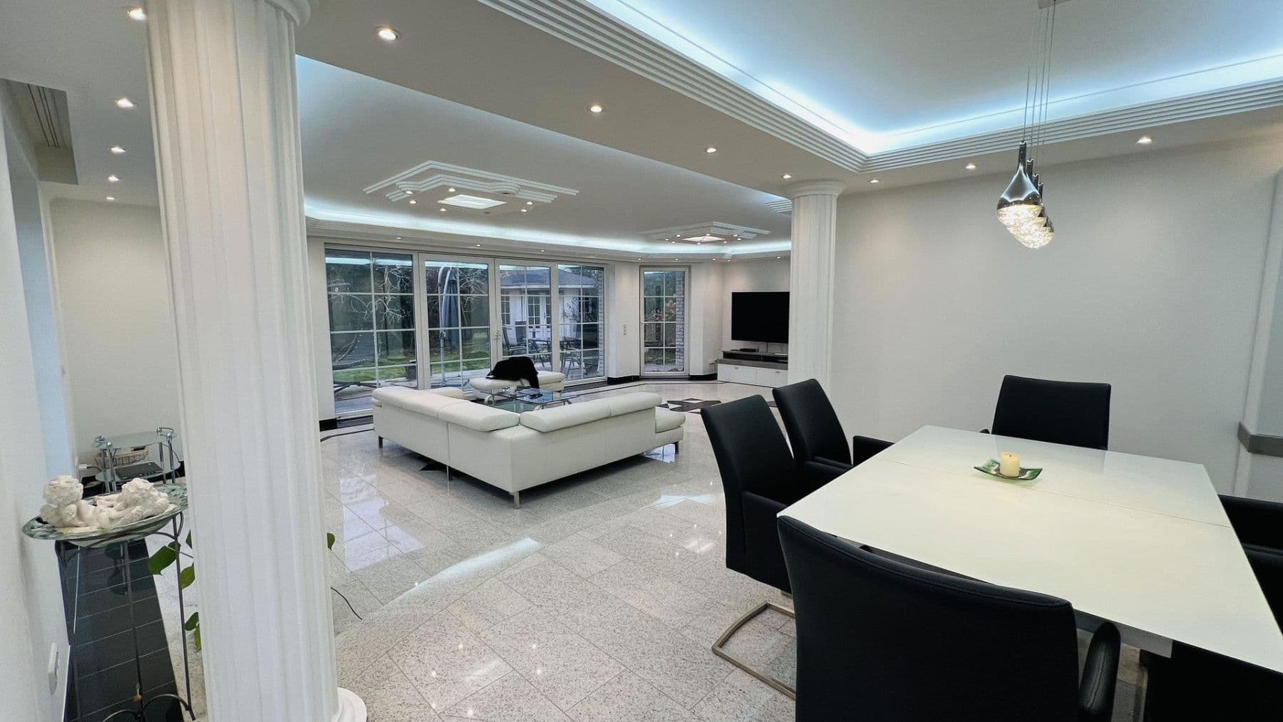 Pronájem bytu 7+1 266 m², Indianapolisstr.62, Köln, Severní Porýní-Vestfálsko Pronájem bytu 7+1 266 m², Indianapolisstr.62, Köln, Severní Porýní-Vestfálsko