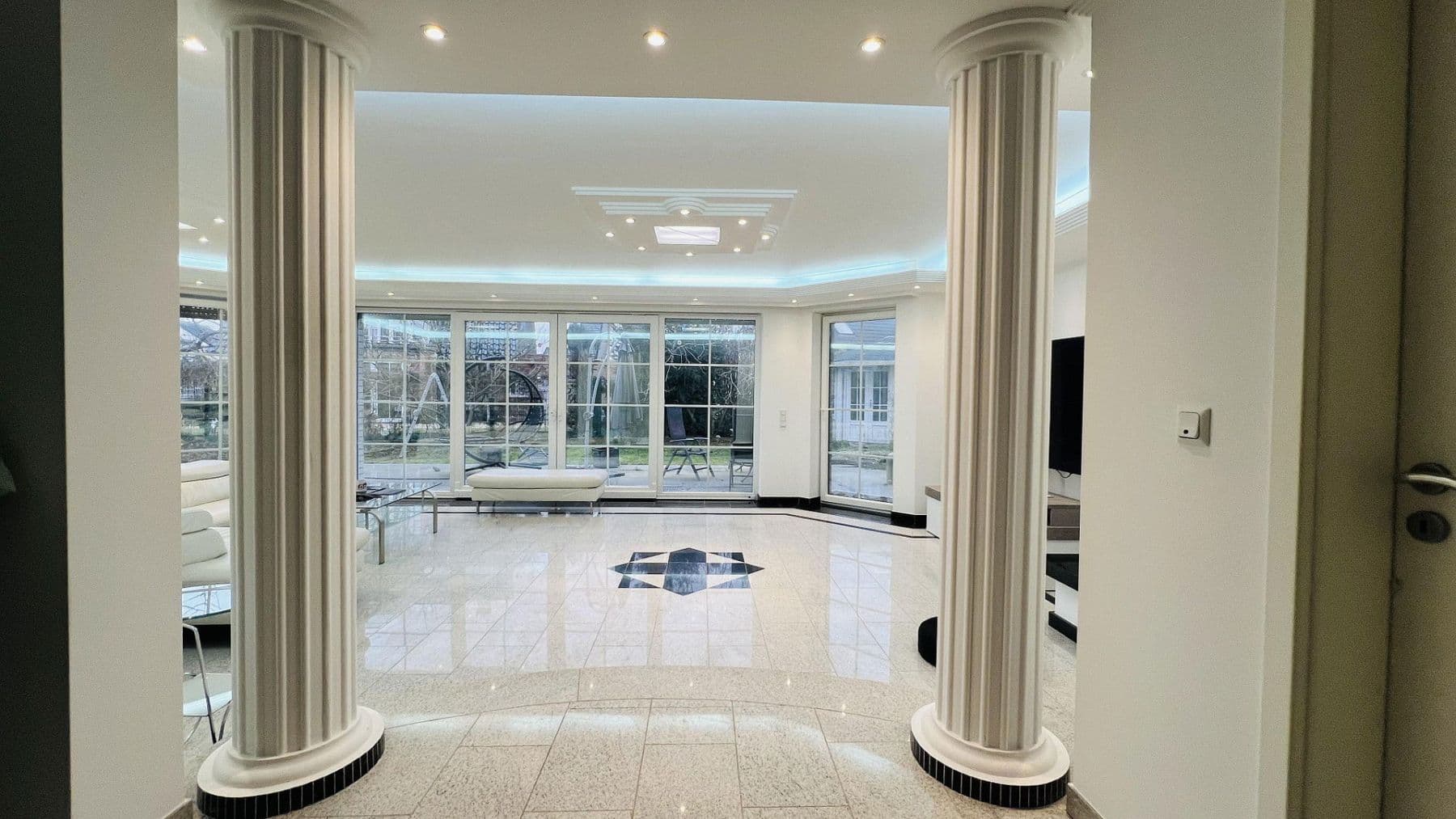 Pronájem bytu 7+1 266 m², Indianapolisstr.62, Köln, Severní Porýní-Vestfálsko Pronájem bytu 7+1 266 m², Indianapolisstr.62, Köln, Severní Porýní-Vestfálsko