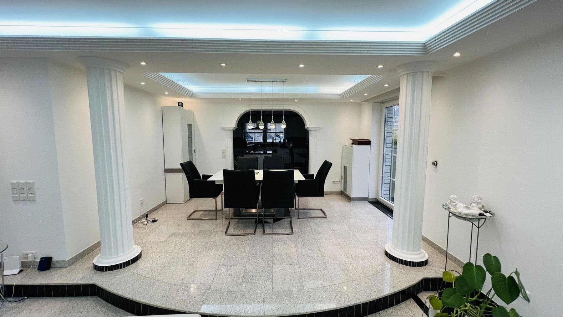 Pronájem bytu 7+1 266 m², Indianapolisstr.62, Köln, Severní Porýní-Vestfálsko Pronájem bytu 7+1 266 m², Indianapolisstr.62, Köln, Severní Porýní-Vestfálsko