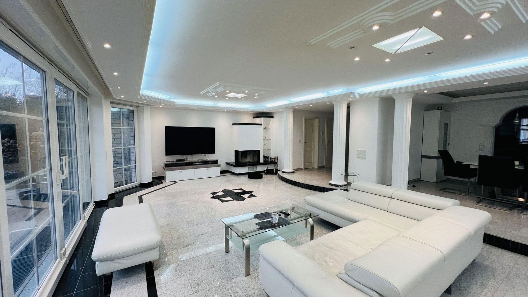 Pronájem bytu 7+1 266 m², Indianapolisstr.62, Köln, Severní Porýní-Vestfálsko Pronájem bytu 7+1 266 m², Indianapolisstr.62, Köln, Severní Porýní-Vestfálsko