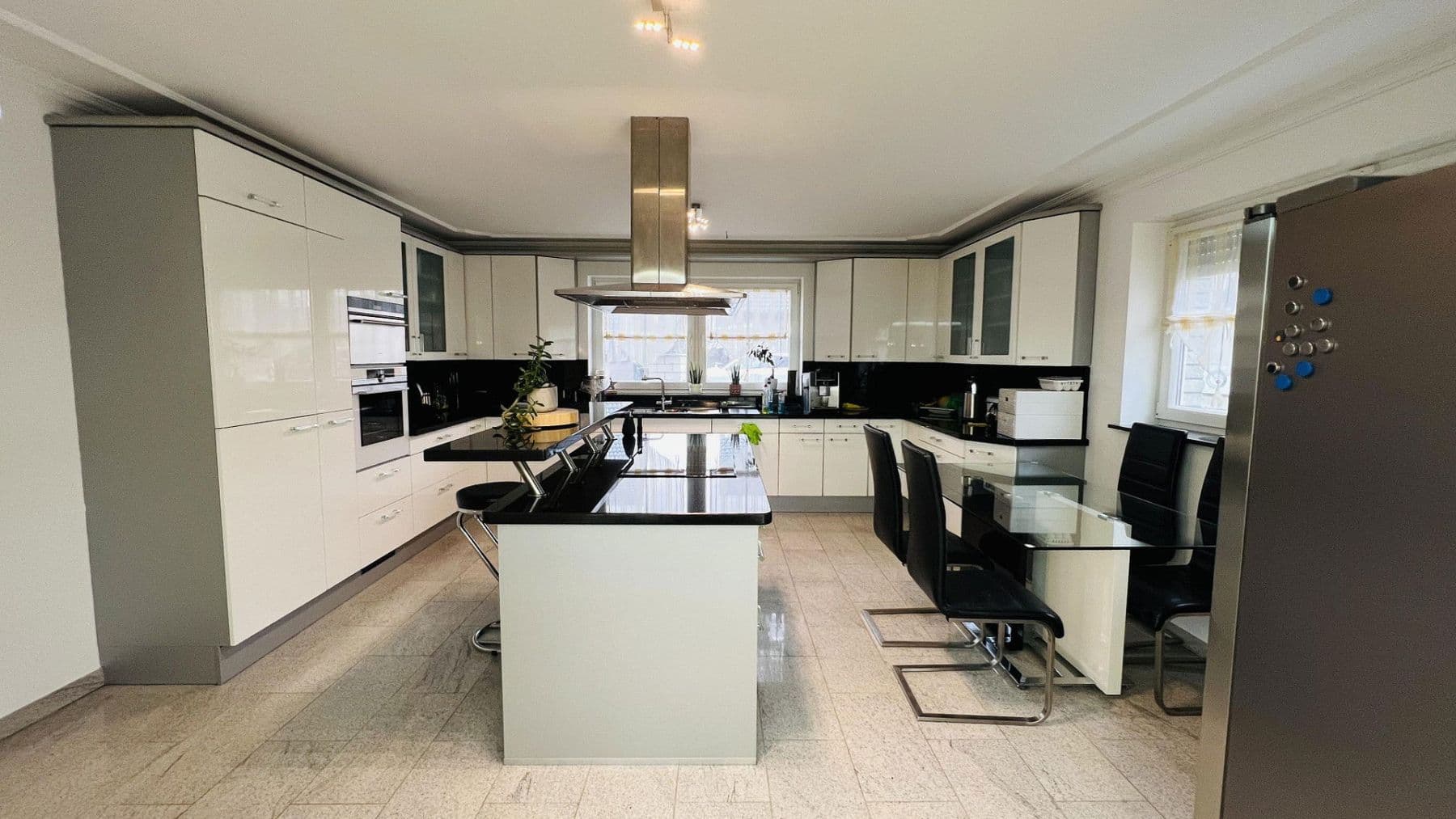 Pronájem bytu 7+1 266 m², Indianapolisstr.62, Köln, Severní Porýní-Vestfálsko Pronájem bytu 7+1 266 m², Indianapolisstr.62, Köln, Severní Porýní-Vestfálsko