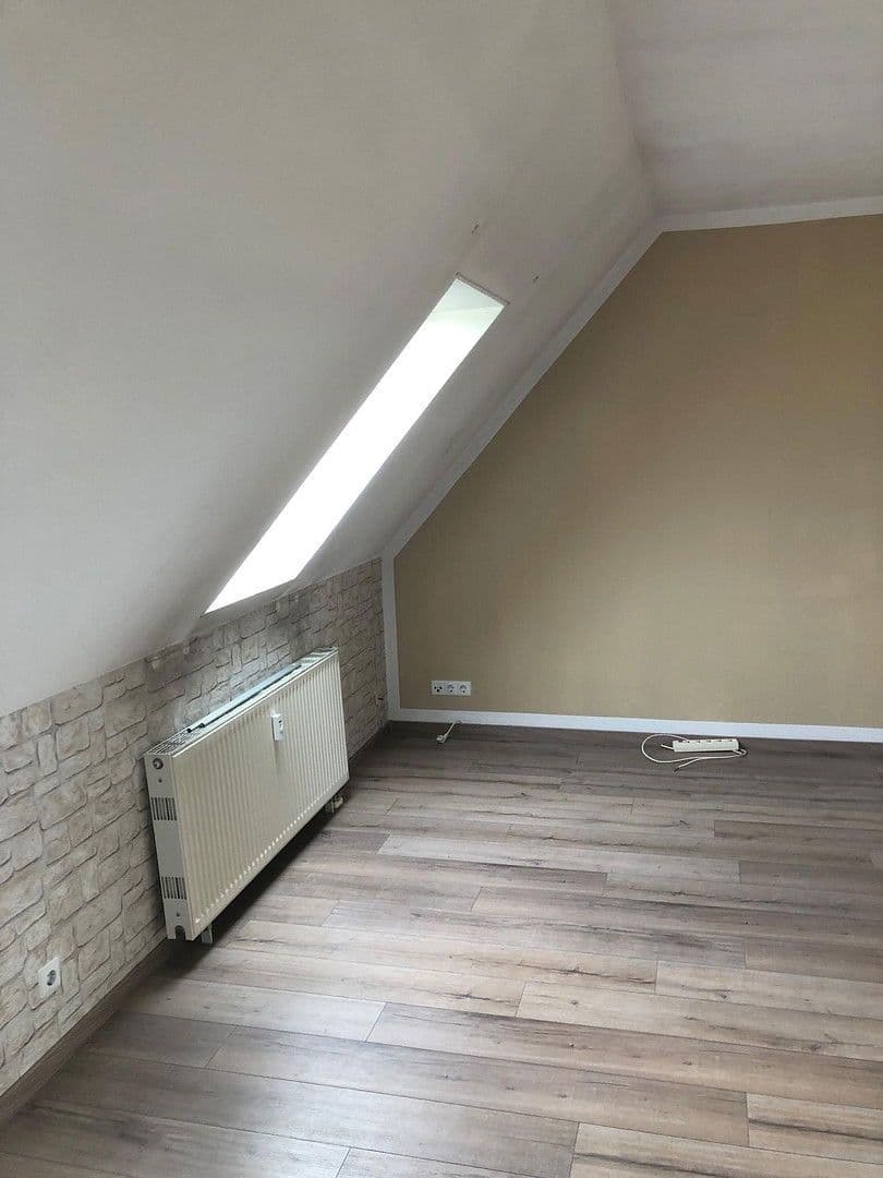 Pronájem bytu 4+1 94 m², Bahraer Straße 14, Hirschstein, Sasko Pronájem bytu 4+1 94 m², Bahraer Straße 14, Hirschstein, Sasko