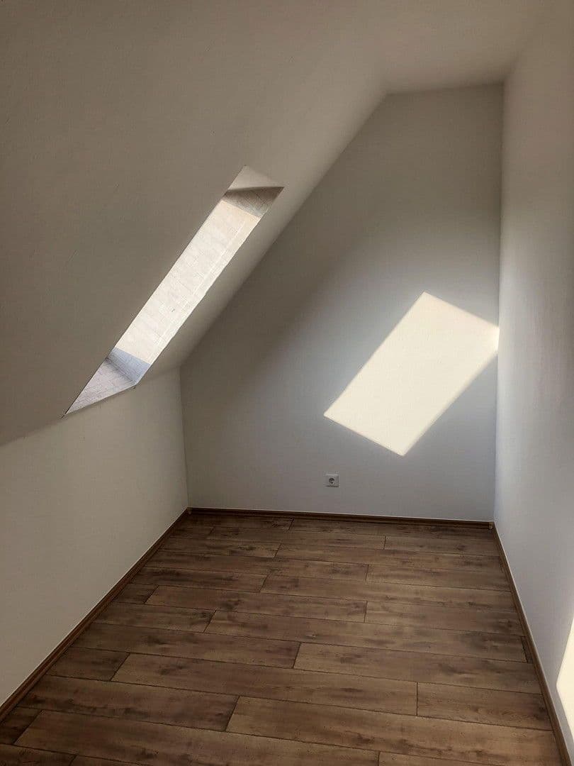 Pronájem bytu 4+1 94 m², Bahraer Straße 14, Hirschstein, Sasko Pronájem bytu 4+1 94 m², Bahraer Straße 14, Hirschstein, Sasko