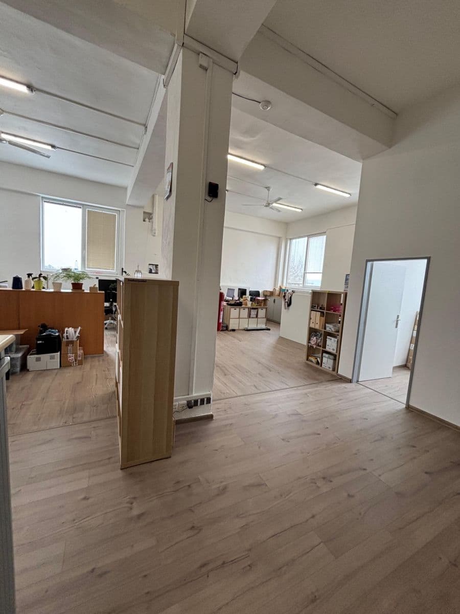 Pronájem nebytového prostoru 1.035 m², U Továren, Praha, Praha Pronájem nebytového prostoru 1.035 m², U Továren, Praha, Praha